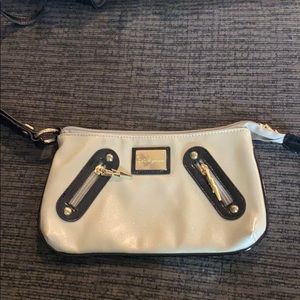 Bettysville silver shiny clutch